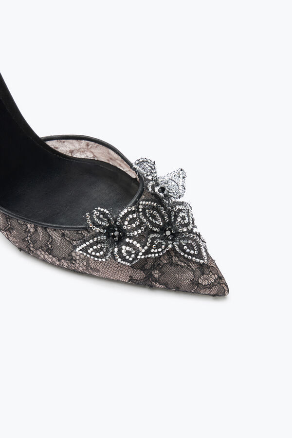Zapato de sal&oacute;n Floriane negra y plateada 105